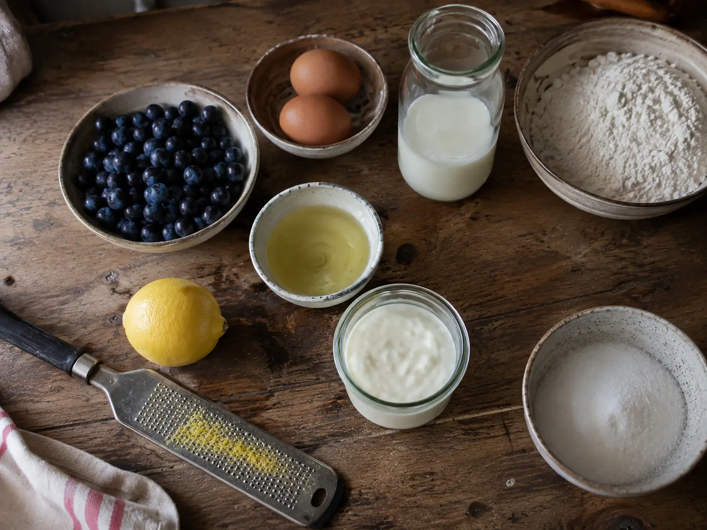 Ingrédients des muffins aux bleuets prêts à être mélangés