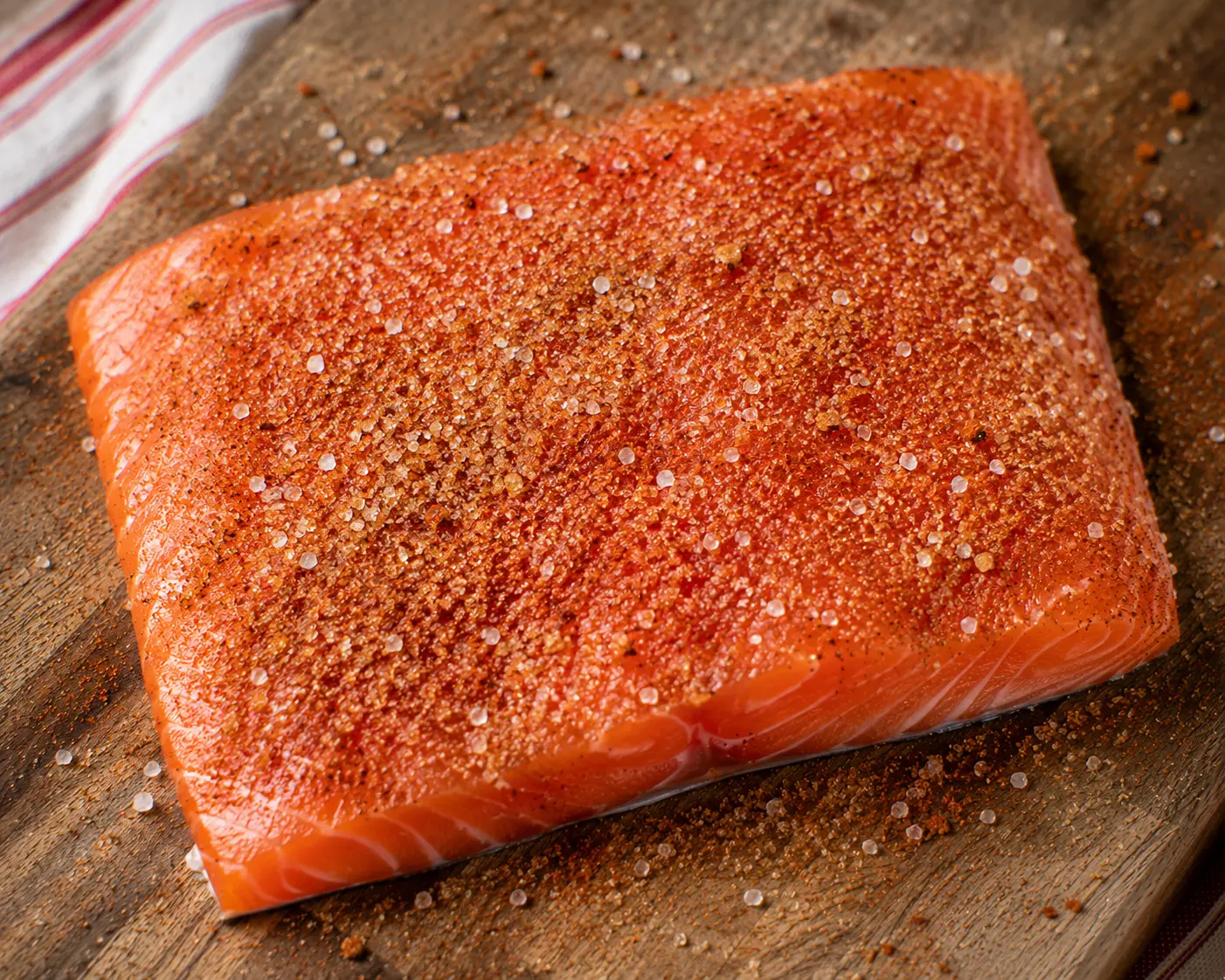 Filet de saumon enrobé d'une cure sèche de sel, cassonade et épices