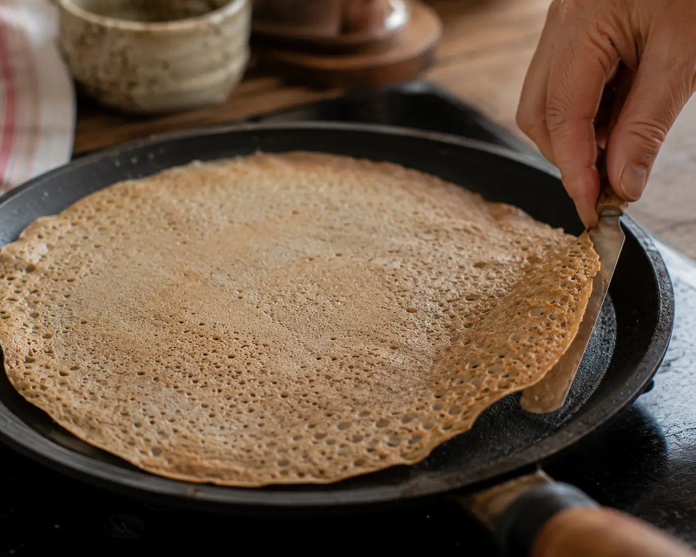 Galette de sarrasin nature en cuisson dans une poêle