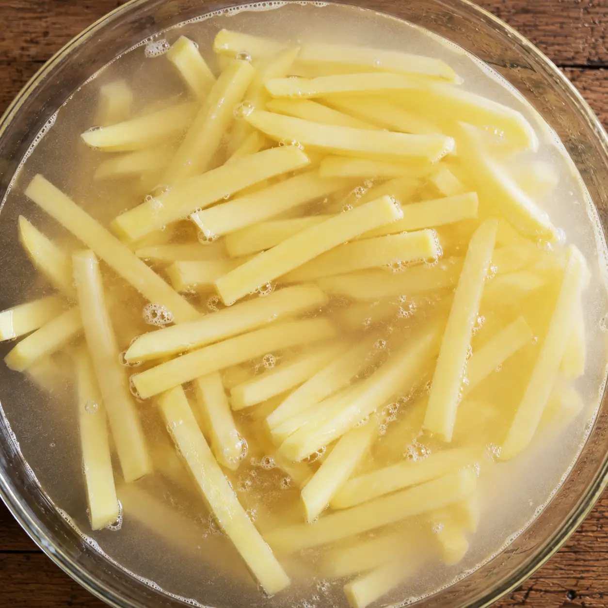 Bâtonnets de pommes de terre trempant dans l'eau froide