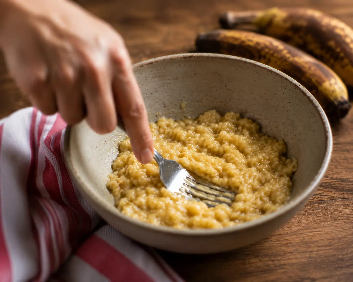 Bananes bien mûres écrasées à la fourchette dans un bol
