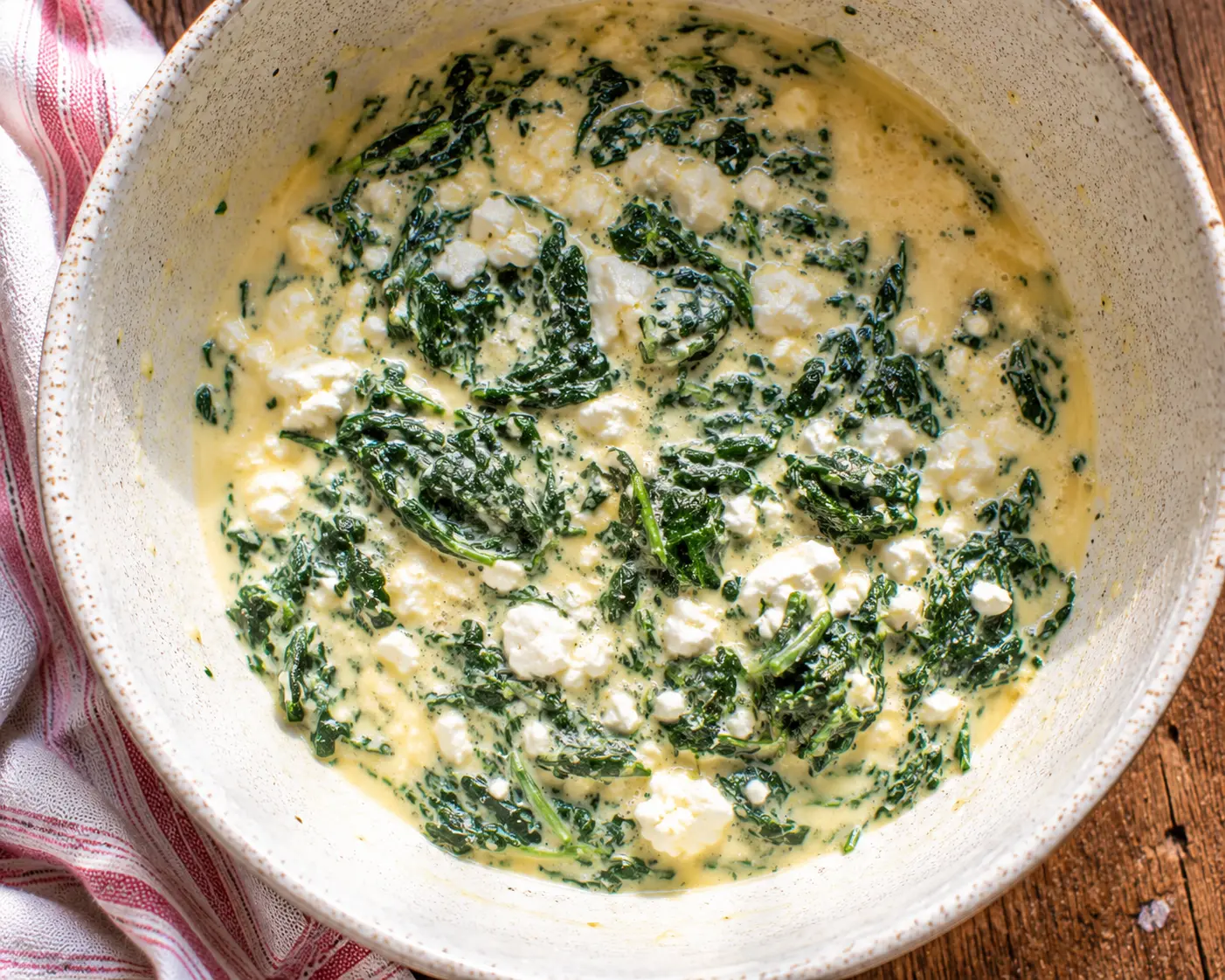 Appareil à quiche avec épinards et chèvre émietté mélangés
