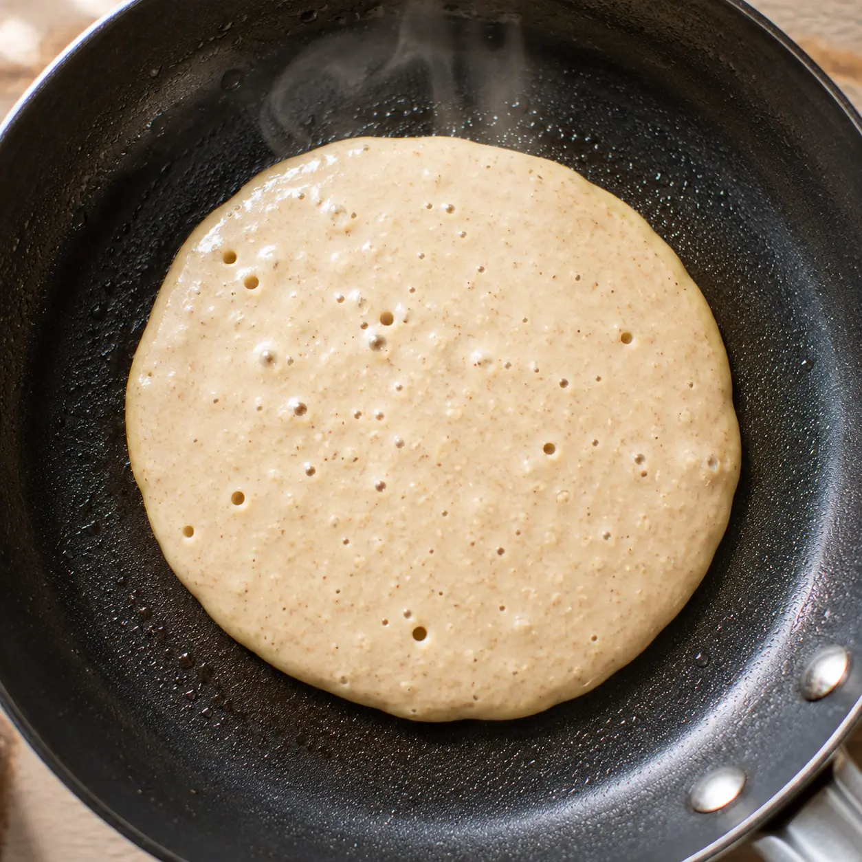 Pâte à pancake versée dans la poêle chaude