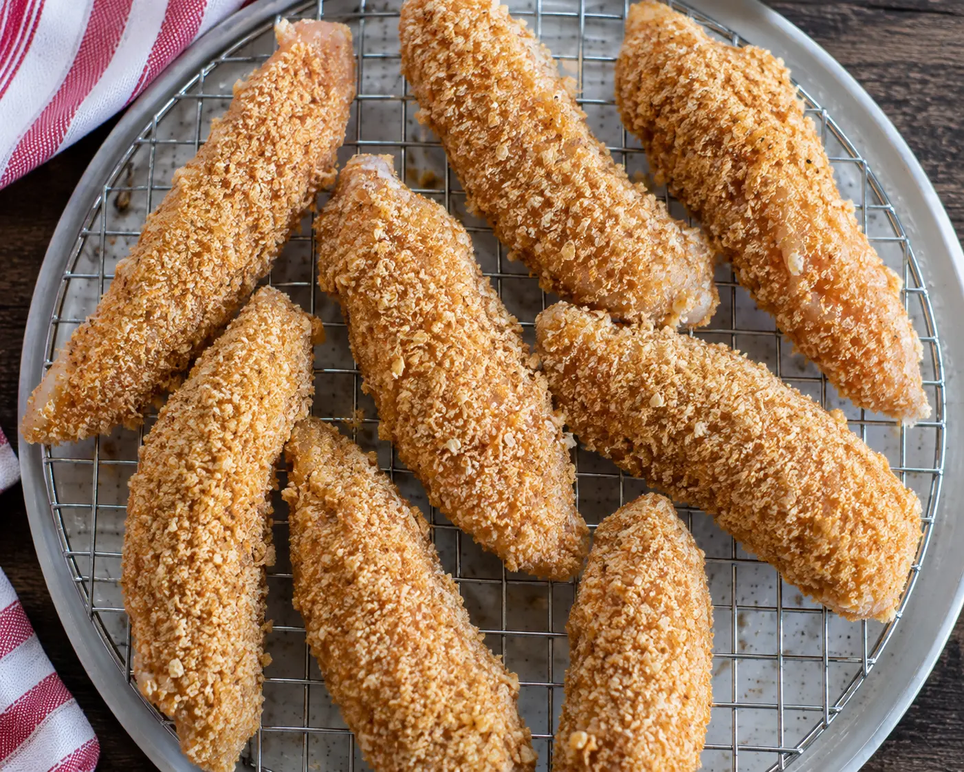 Aiguillettes de poulet doublement panées reposant avant la cuisson