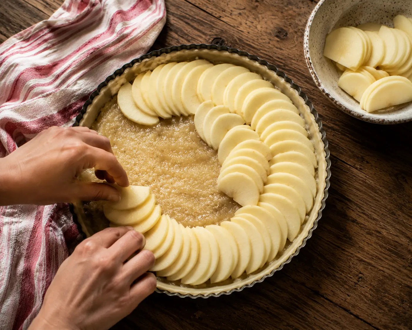 Lamelles de pommes disposées en rosace sur la compote