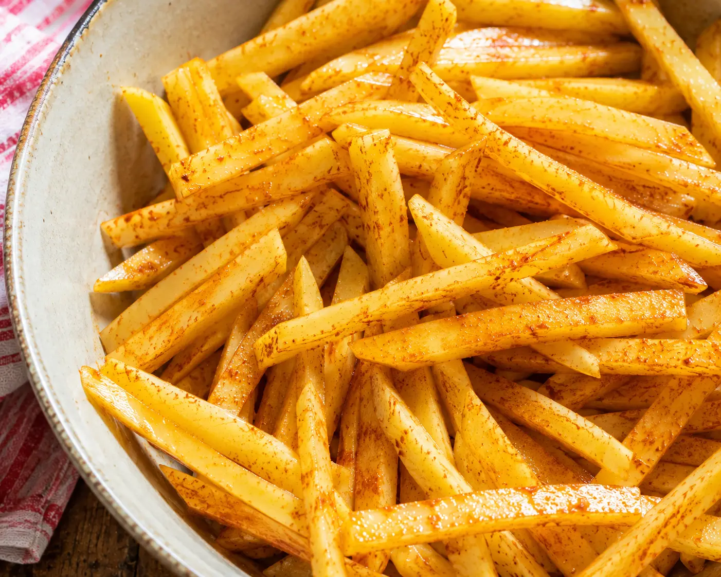 Bâtonnets de pommes de terre enrobés d'huile et de paprika