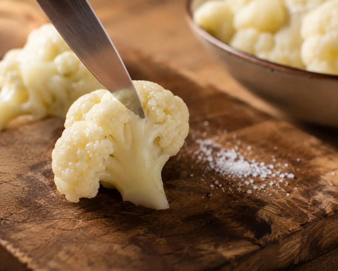 Vérification de la cuisson du chou-fleur à la pointe d'un couteau