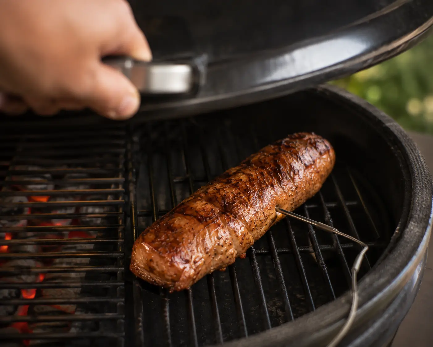 Filet mignon terminant sa cuisson en zone douce avec thermomètre à sonde inséré