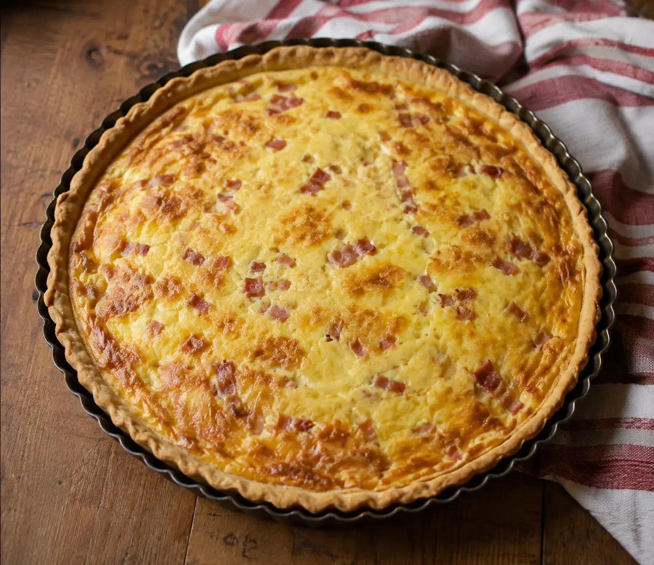Quiche lorraine traditionnelle dorée sans fromage