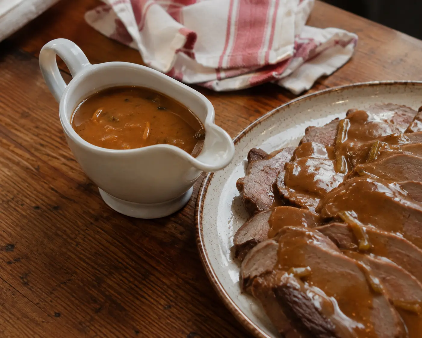 Sauce piquante maison glacée servie sur une pièce de viande