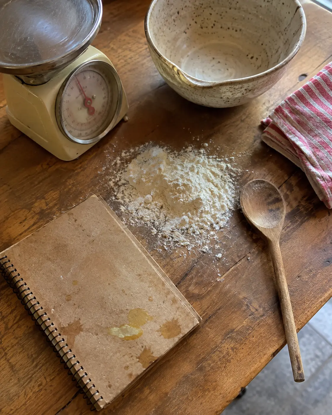 Carnet de recettes de famille posé sur une table en bois